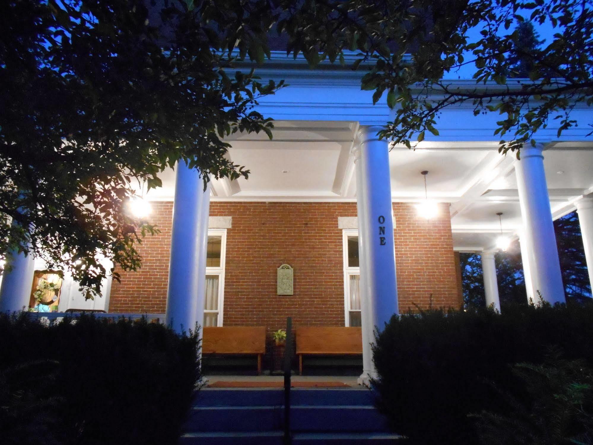 Inn At The Agora Lewiston Bagian luar foto
